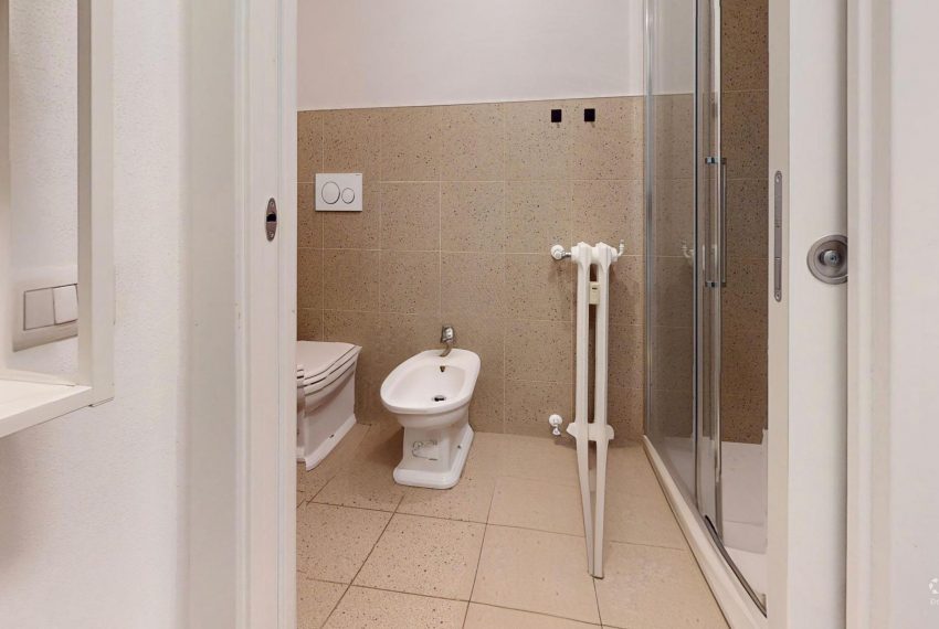 Via-degli-Imbriani-Bathroom-Defurnished